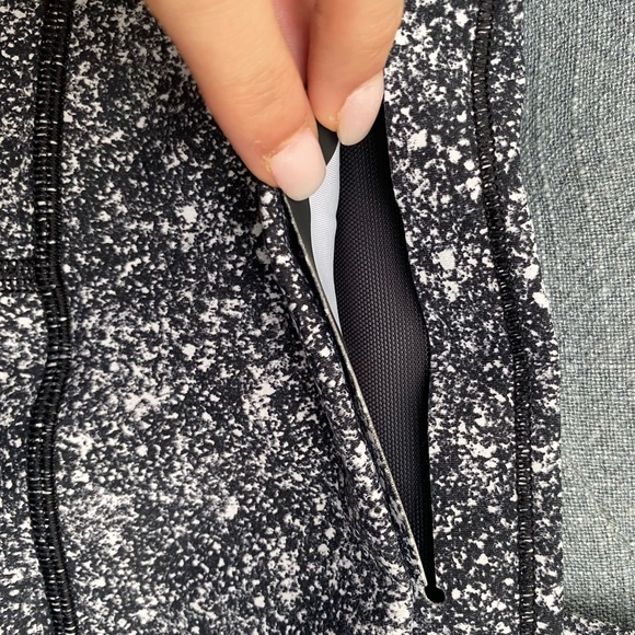 *RARE* Lululemon In Movement Tight 25" *Everlux - Picture 5 of 10